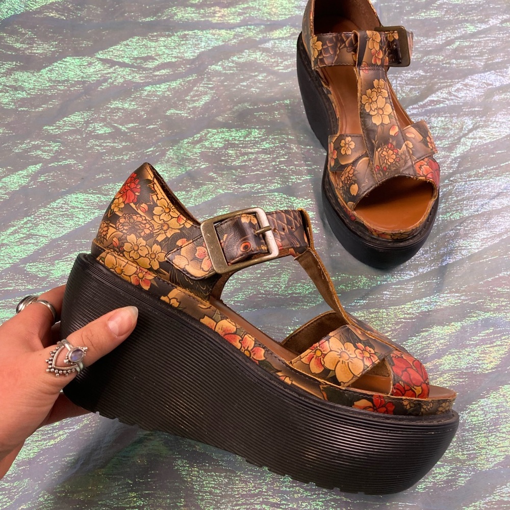 ✨Rare Dr. Marten Adaya Tan Tattoo Floral Wedge!!!✨ Size 6✨